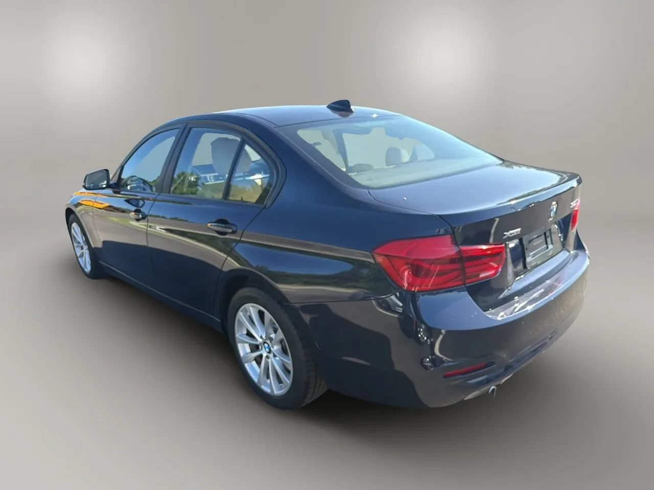 Used 2017 BMW 320i xDrive Sedan AWD/4WD image 7