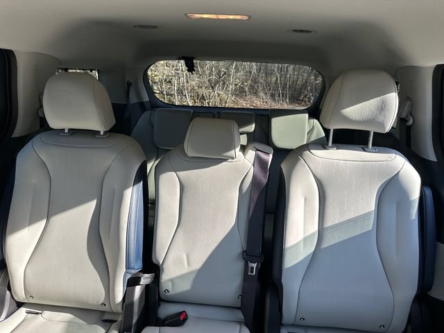 Used 2026 Kia Carnival EX FWD image 35