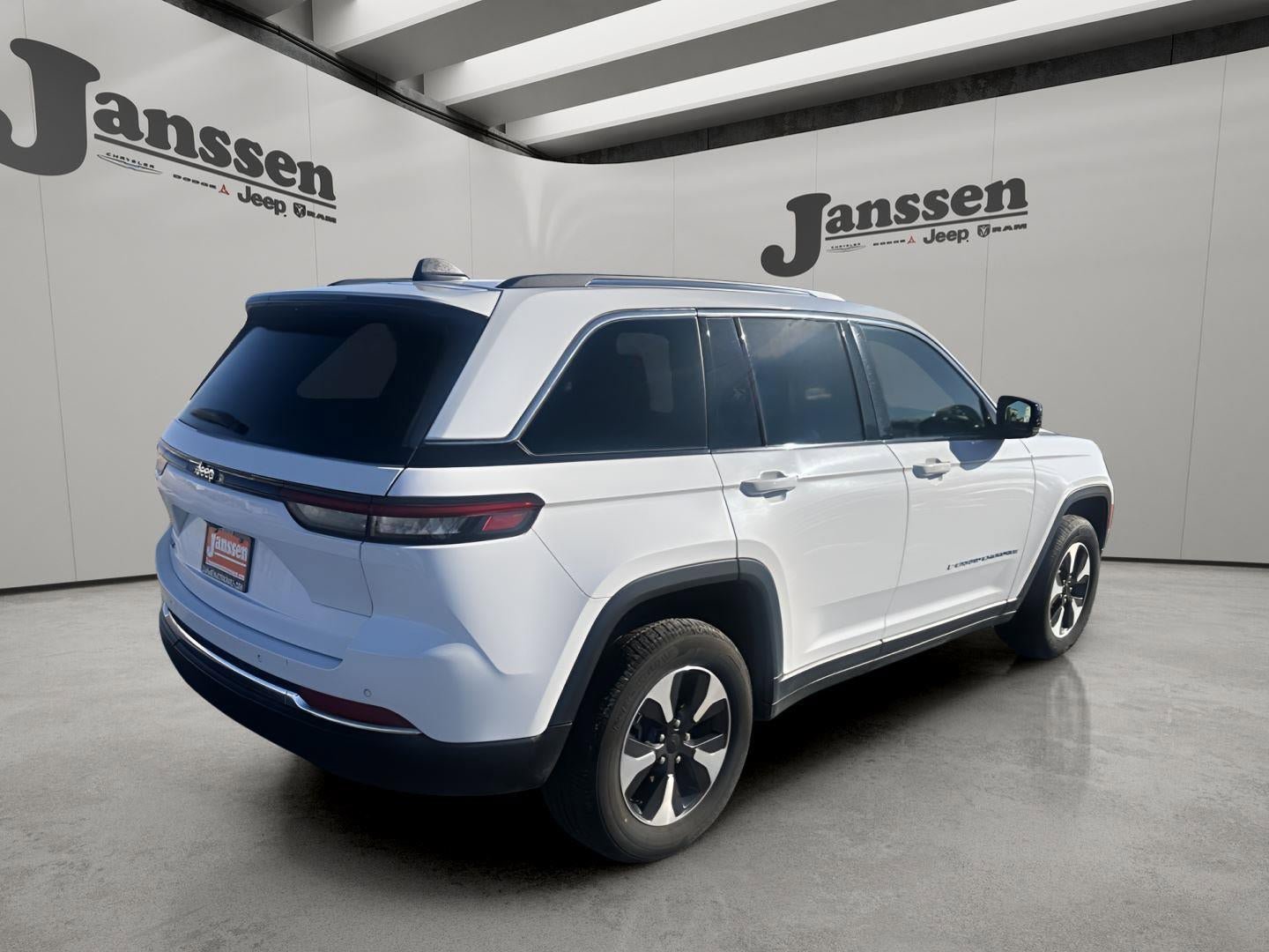 Used 2024 Jeep Grand Cherokee Limited 4xe AWD/4WD image 4