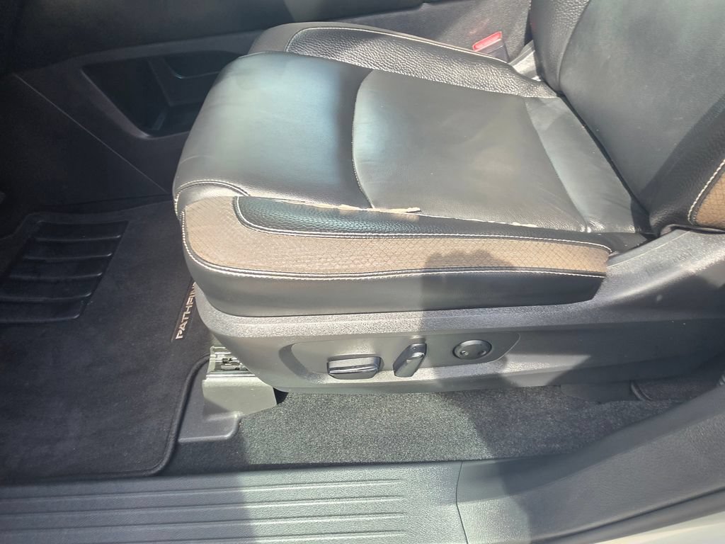 Certified 2022 Nissan Pathfinder SL w/ SL Black Package FWD image 16