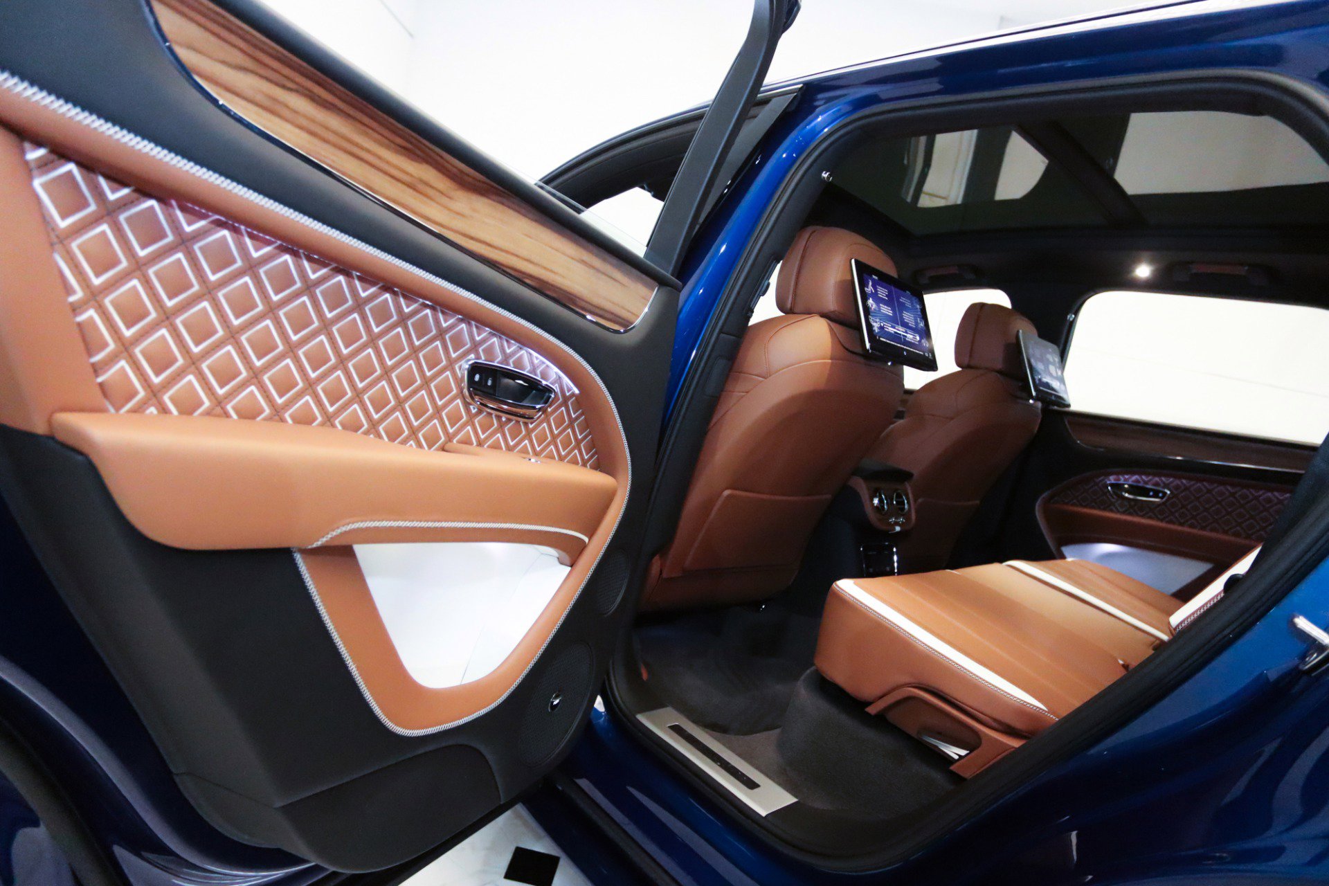 New 2025 Bentley Bentayga image 50