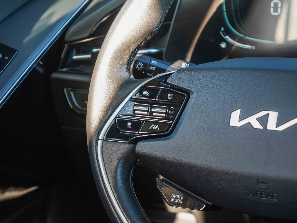 Used 2025 Kia Niro EX FWD image 16