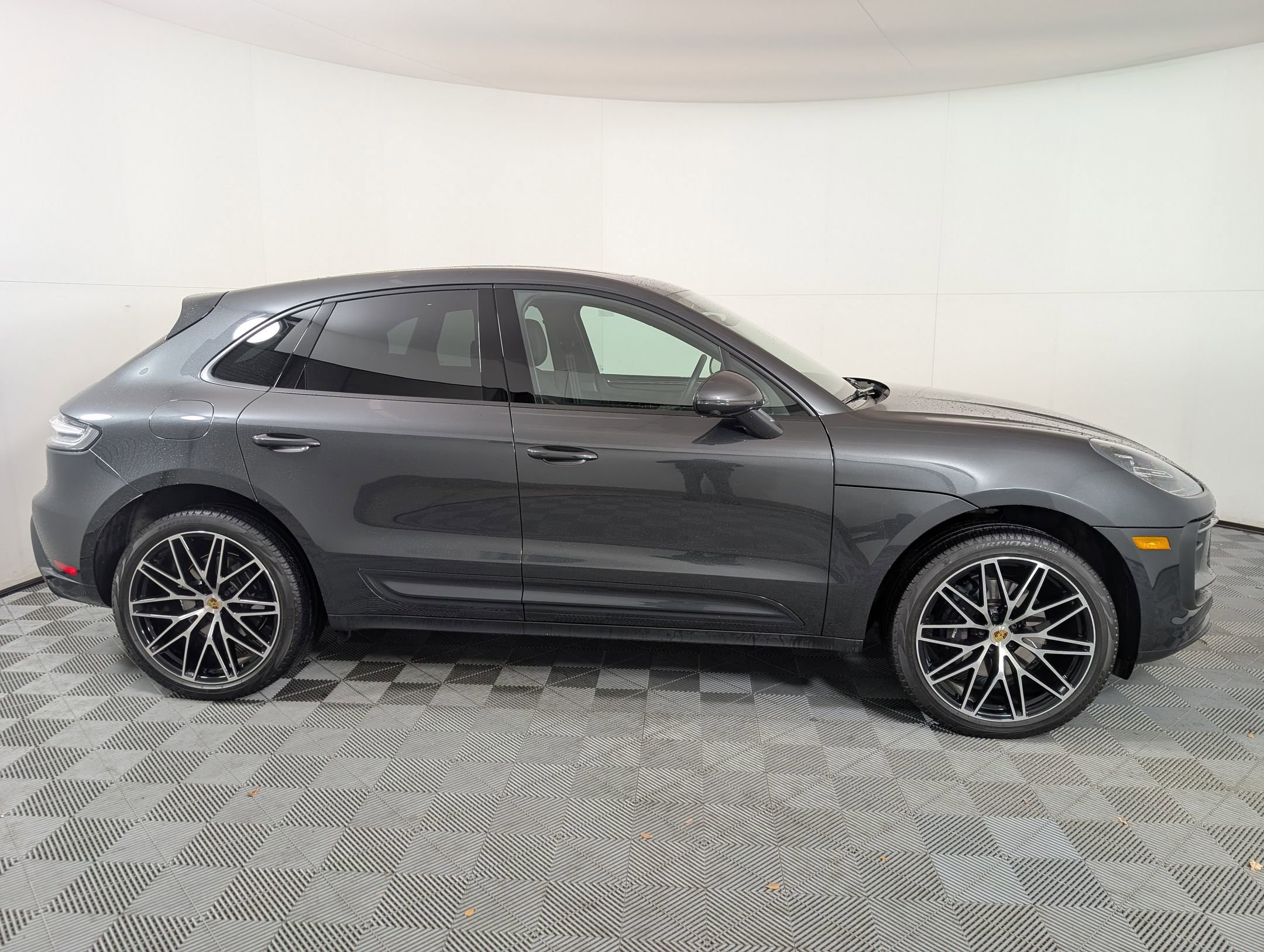 Used 2025 Porsche Macan image 9