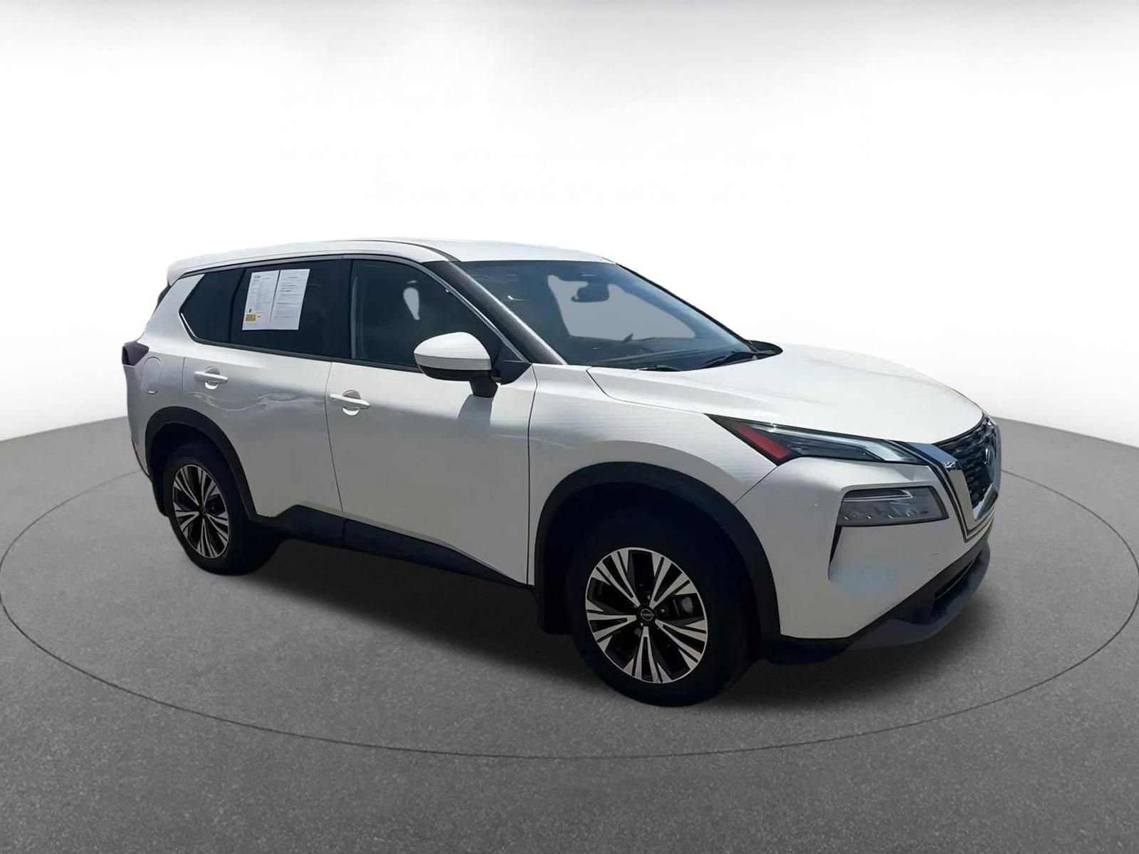 Used 2023 Nissan Rogue SV image 2