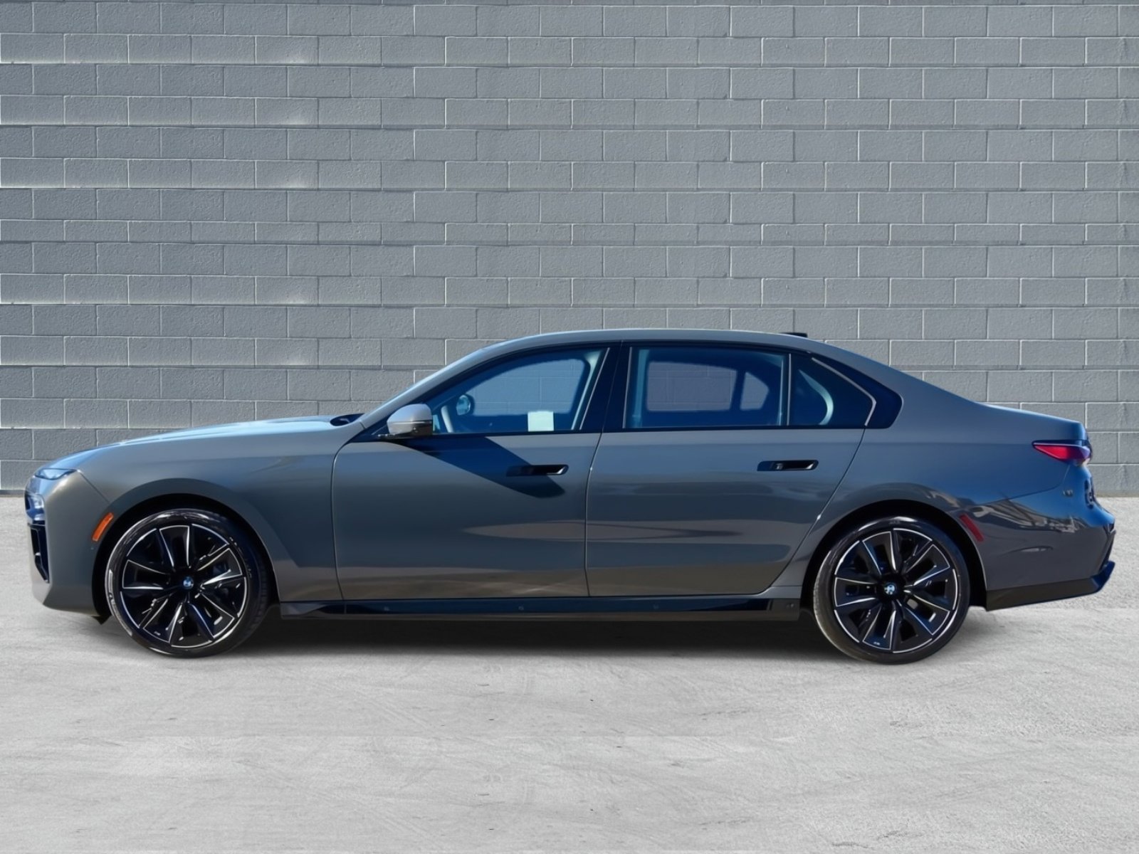 Used 2025 BMW 760i xDrive w/ Executive Package image 4