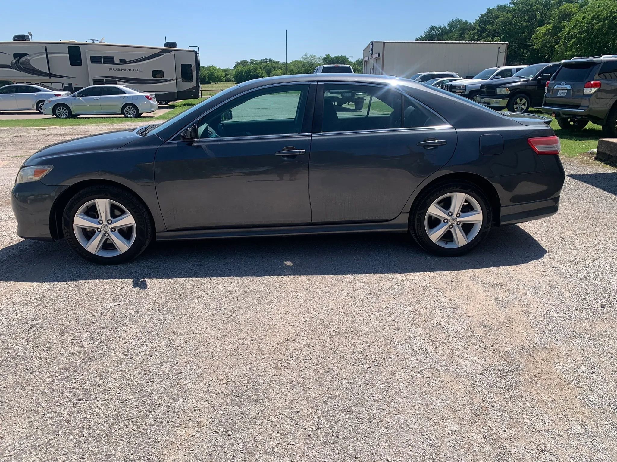 Used 2011 Toyota Camry SE w/ SE Extra-Value Pkg #1 FWD image 2