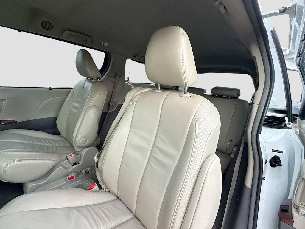 Used 2014 Toyota Sienna XLE FWD image 24