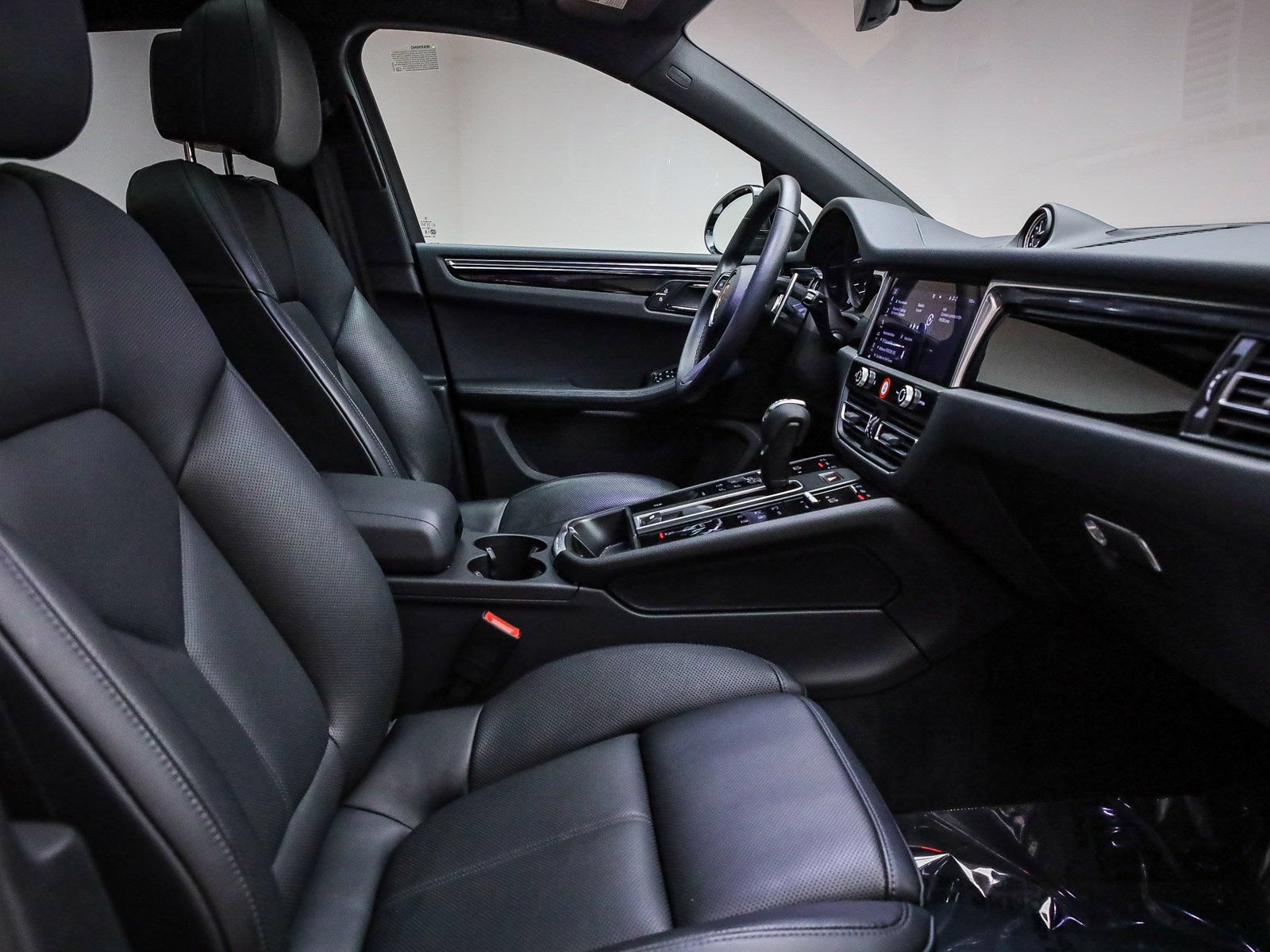 Certified 2025 Porsche Macan AWD/4WD image 21