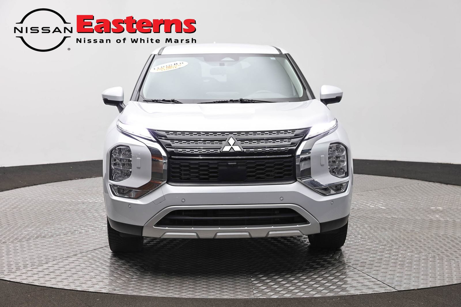 Used 2024 Mitsubishi Outlander AWD image 2