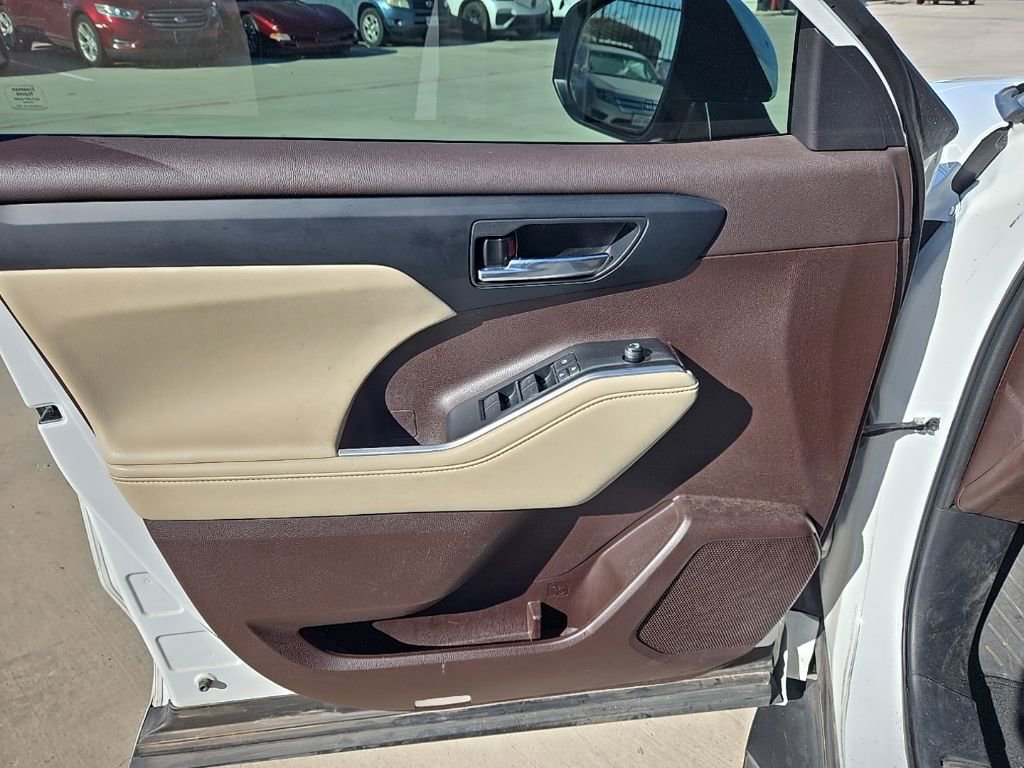 Used 2022 Toyota Highlander XLE image 5