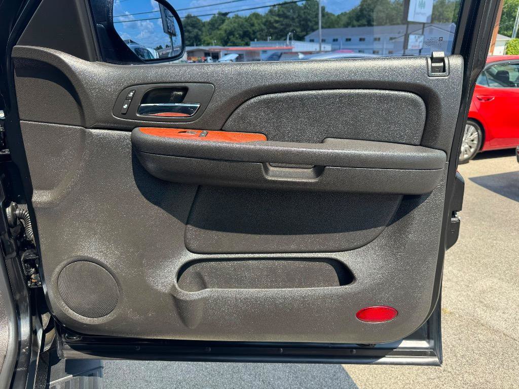 Used 2007 GMC Yukon XL SLT w/ SLT Preferred Equipment Group AWD/4WD image 26