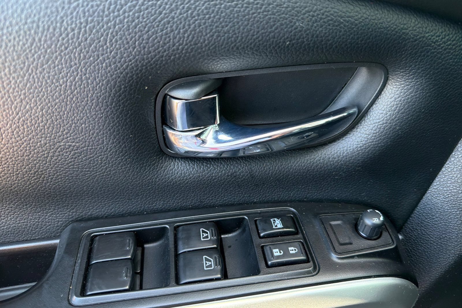 Used 2019 Nissan Titan SV w/ SV Convenience Package AWD/4WD image 8