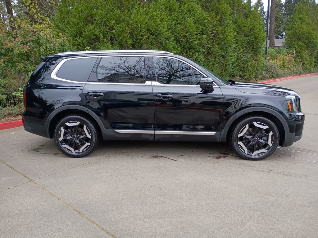 Used 2023 Kia Telluride EX w/ EX Captain's Chair Package AWD/4WD image 3