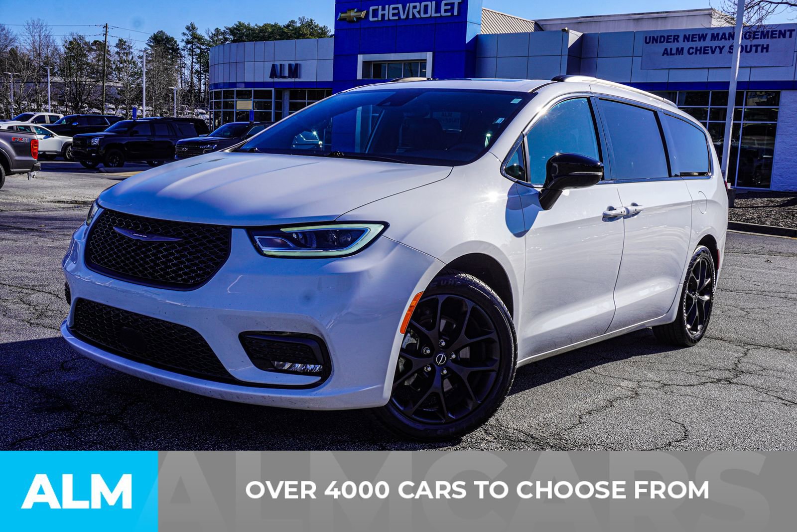 Used 2025 Chrysler Pacifica Limited image 3