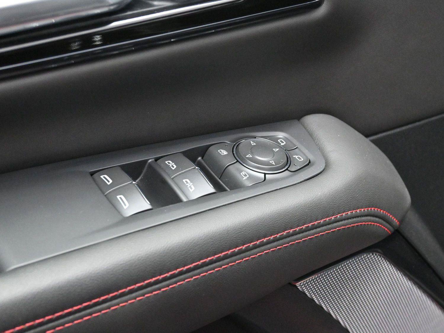 Used 2025 GMC Yukon XL AT4 Ultimate AWD/4WD image 11
