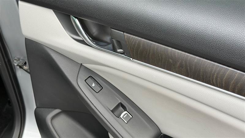 Used 2018 Honda Accord Touring image 40