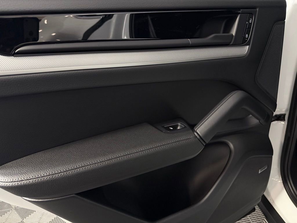 Used 2024 Porsche Cayenne image 27