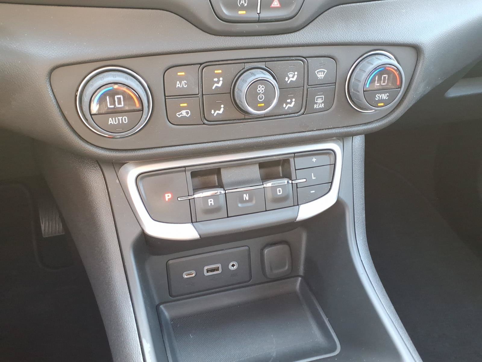 Used 2022 GMC Terrain SLE w/ Driver Convenience Package FWD image 18