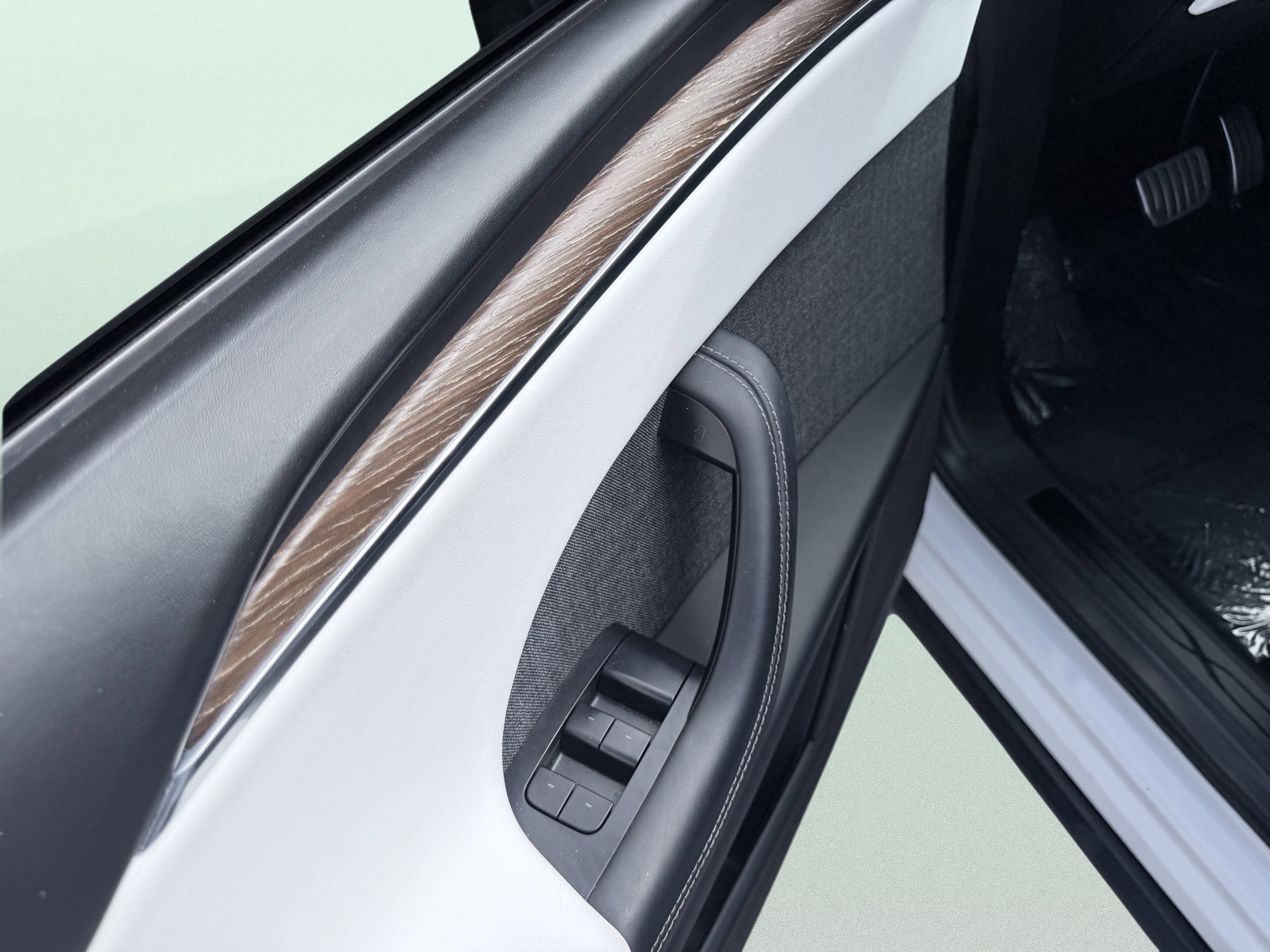 Used 2023 Tesla Model X image 31