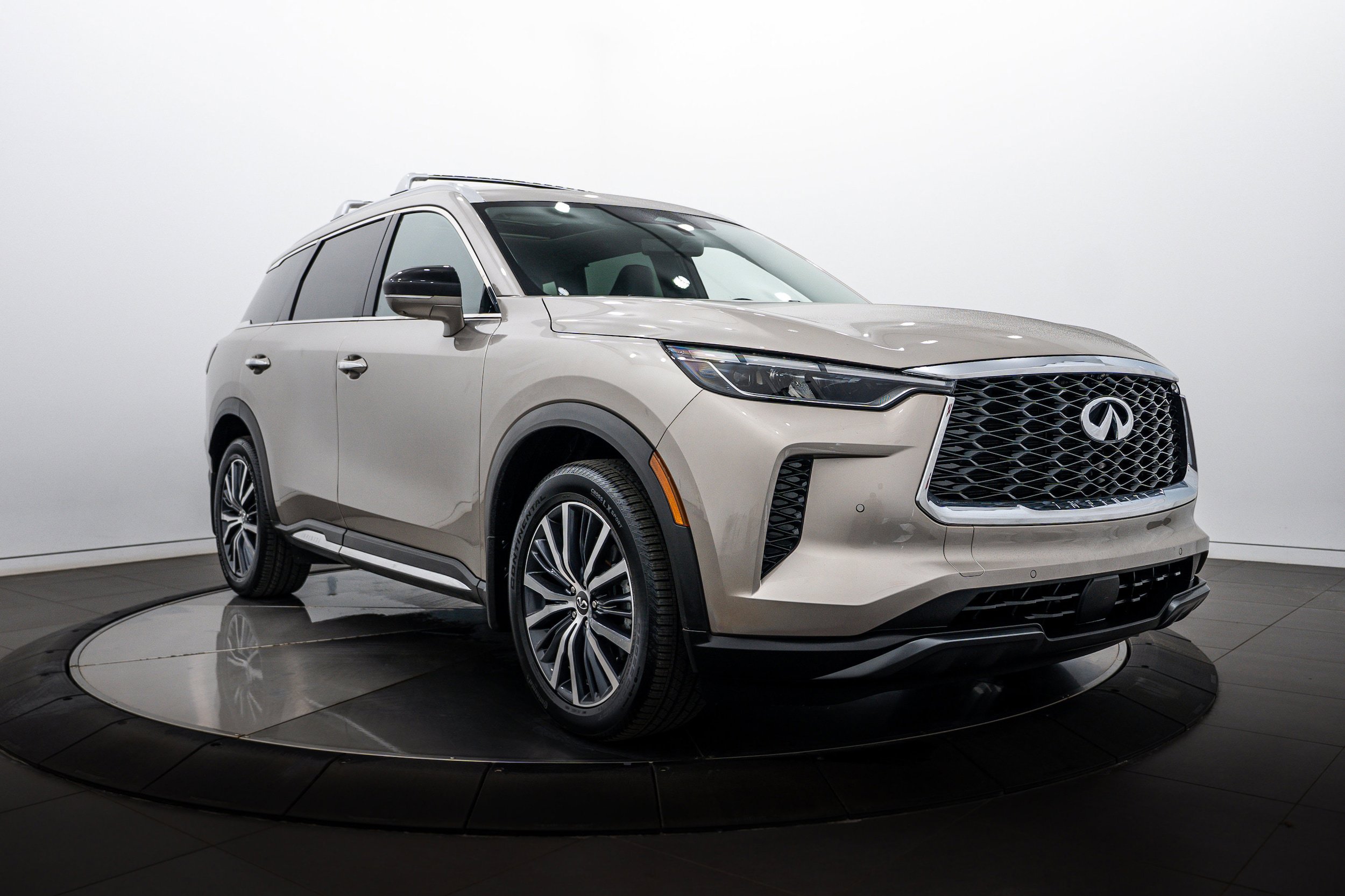 Used 2023 INFINITI QX60 Sensory w/ Vision Package AWD/4WD image 2