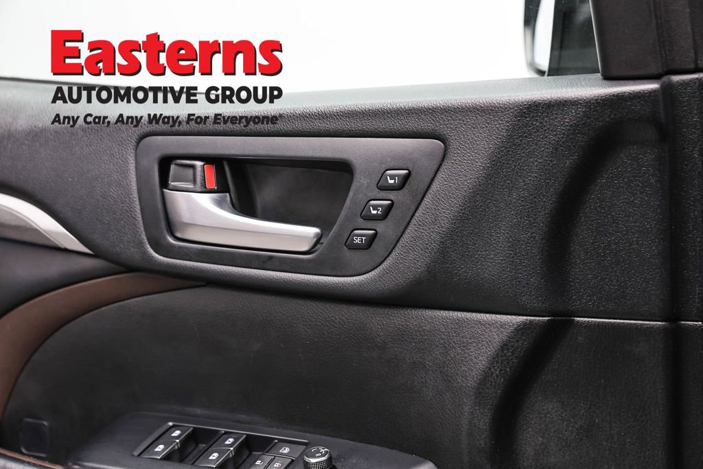 Used 2019 Toyota Highlander Limited w/ Carpet Mat Package (TMS) AWD/4WD image 22