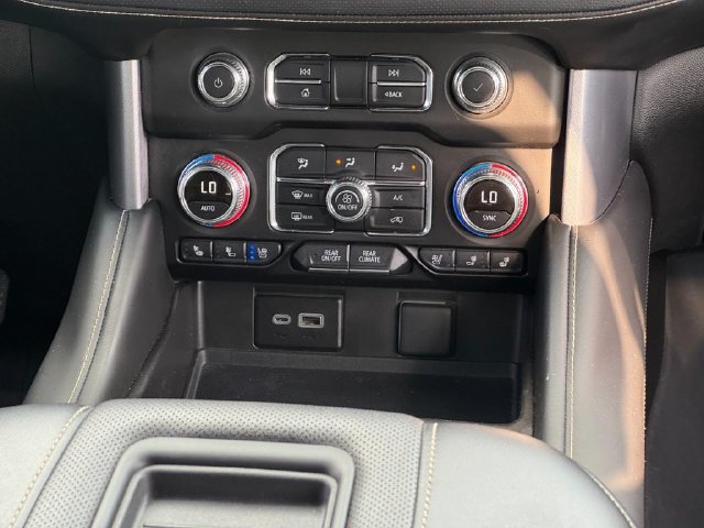 Used 2024 GMC Yukon XL SLT w/ SLT Luxury Package AWD/4WD image 21