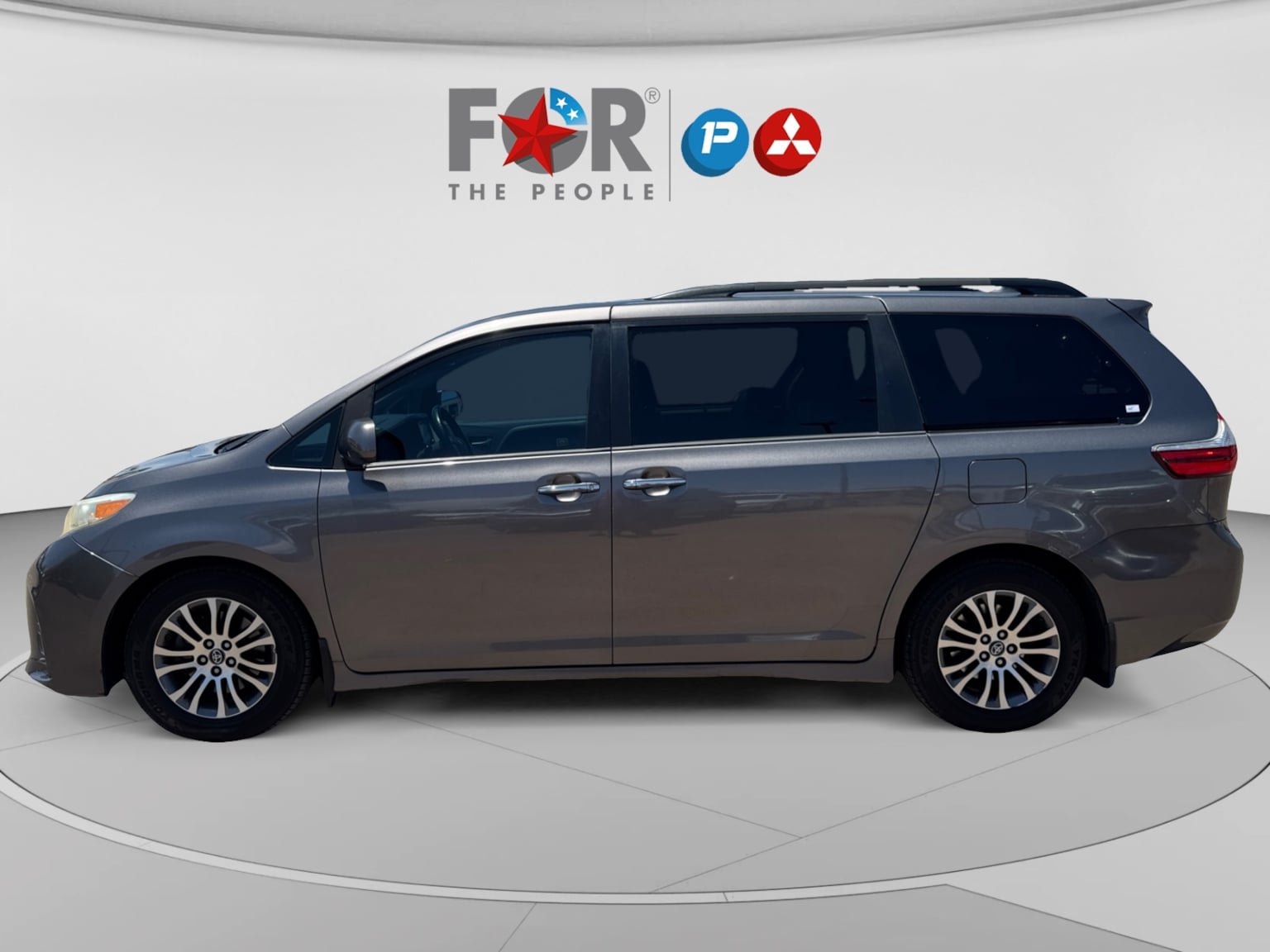 Used 2018 Toyota Sienna XLE w/ XLE Navigation Package FWD image 2