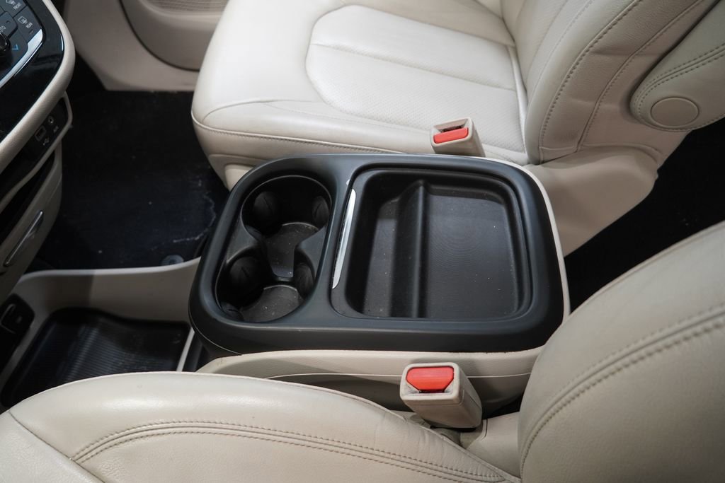 Used 2018 Chrysler Pacifica Touring-L FWD image 22