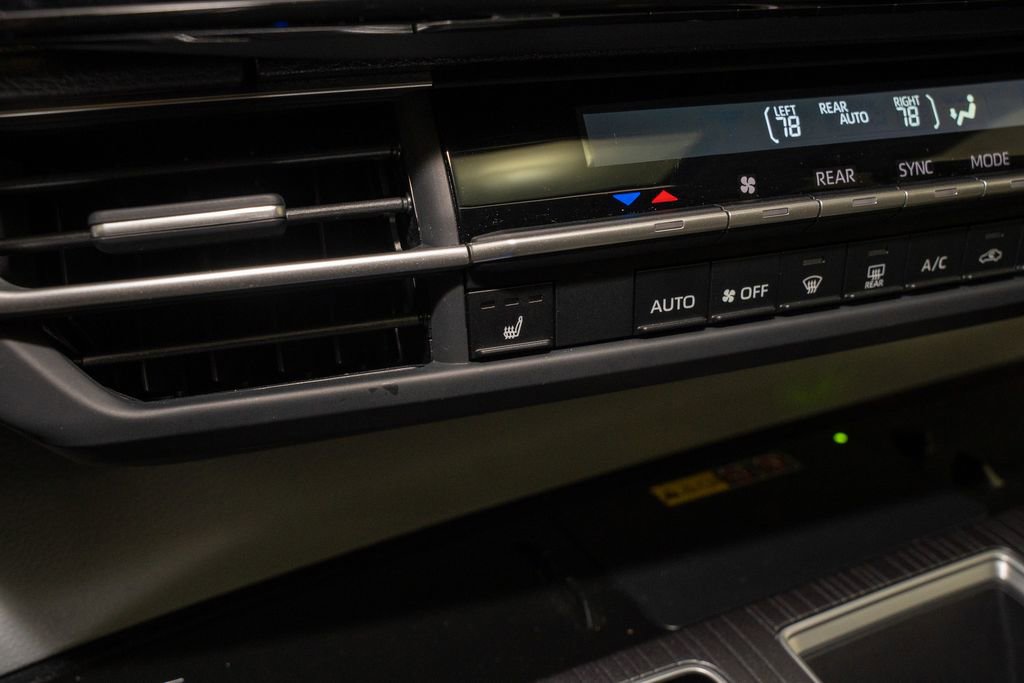 Used 2025 Toyota Sienna XLE image 17