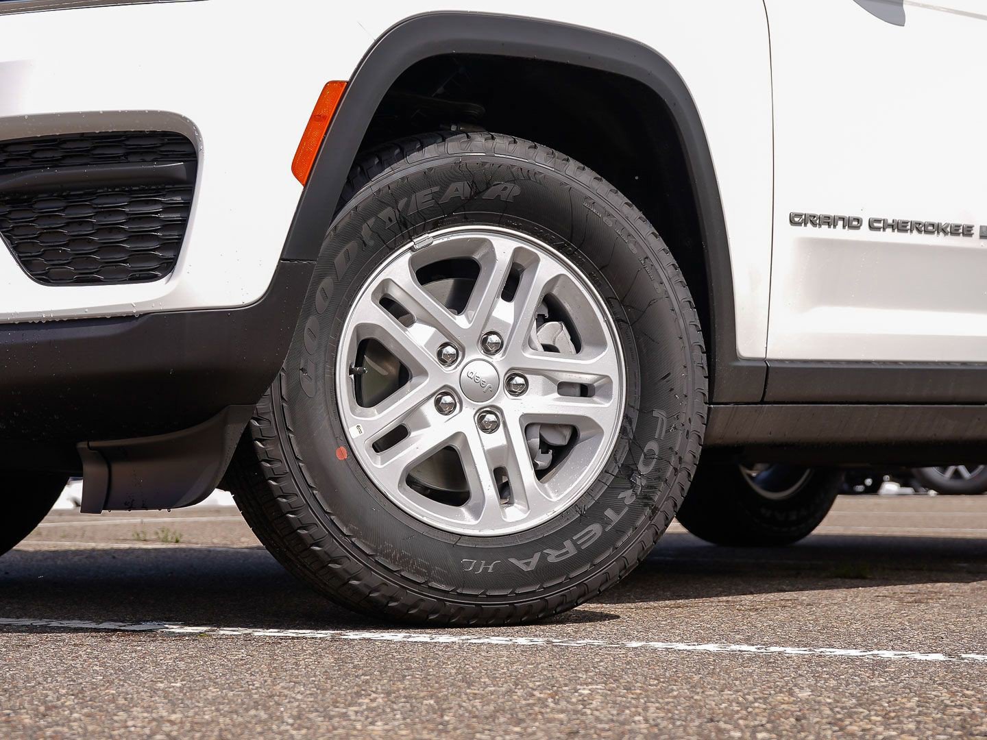 New 2025 Jeep Grand Cherokee Laredo image 6