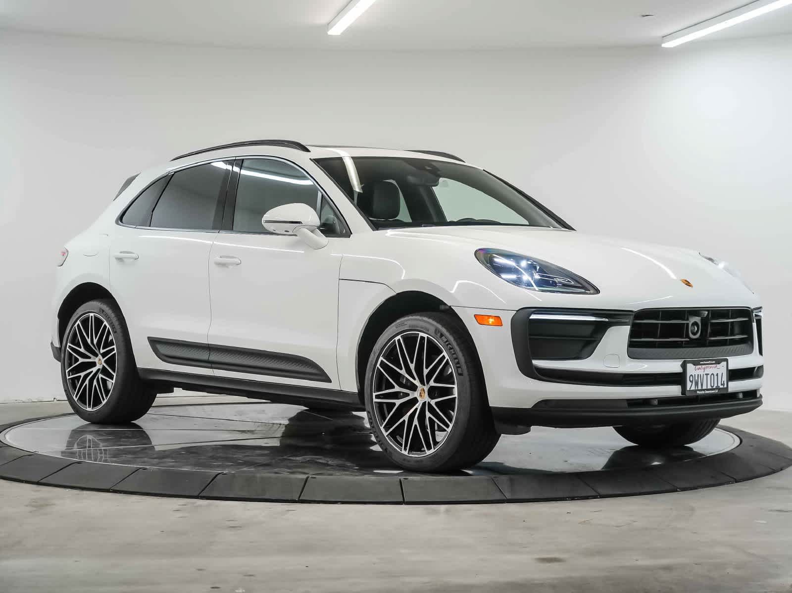 Certified 2026 Porsche Macan AWD/4WD image 5