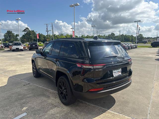 Used 2025 Jeep Grand Cherokee Altitude AWD/4WD image 5