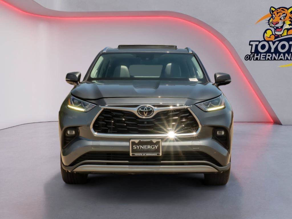 Used 2023 Toyota Highlander Platinum AWD/4WD image 2