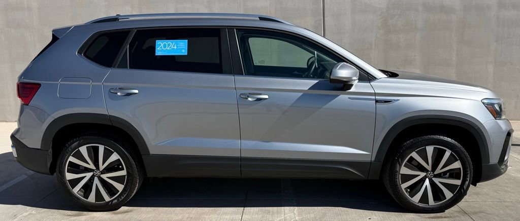 Certified 2024 Volkswagen Taos SE image 3