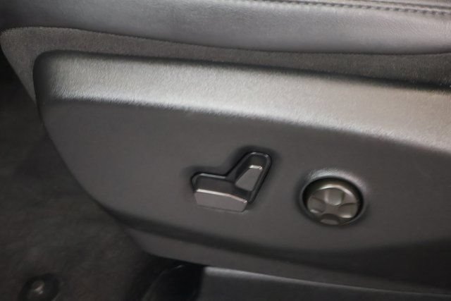 Used 2025 Chrysler Pacifica Select FWD image 13