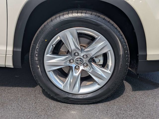 Used 2016 Toyota Highlander Limited w/ Driver Technology Package FWD image 12