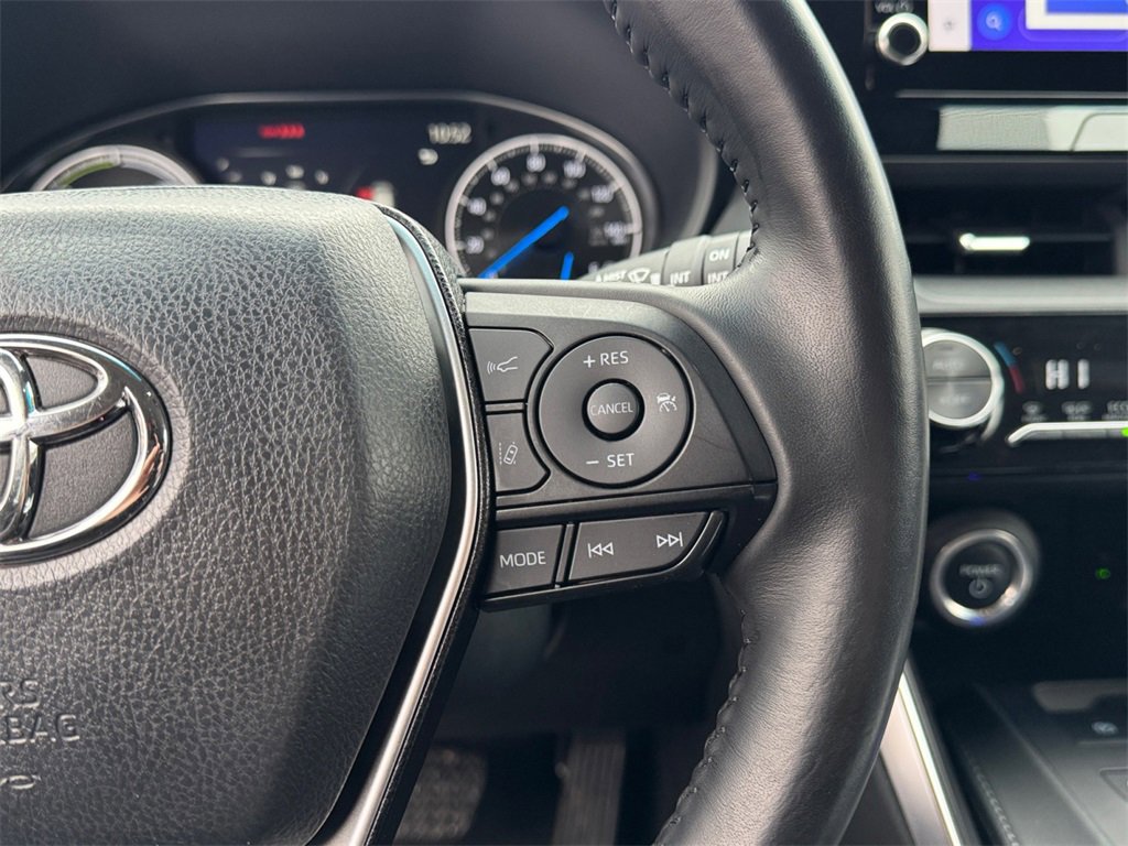 Used 2023 Toyota Venza LE image 16