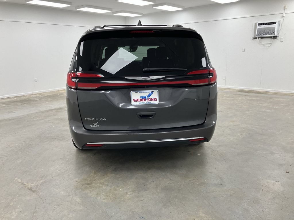 Used 2022 Chrysler Pacifica Touring-L FWD image 4
