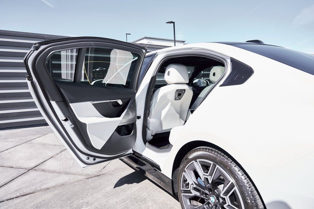 Used 2026 BMW 550e xDrive image 27