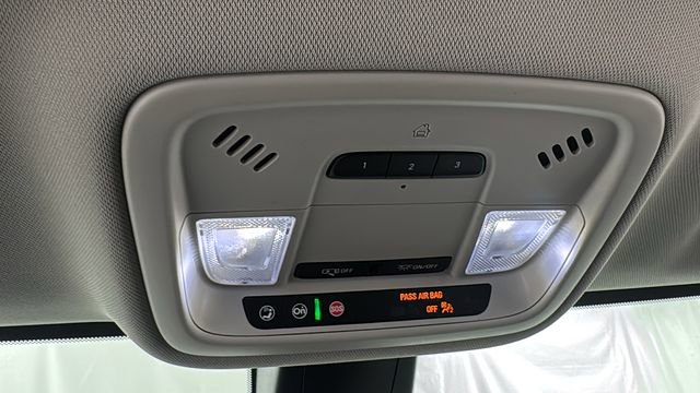 Used 2021 Chevrolet Traverse RS image 33