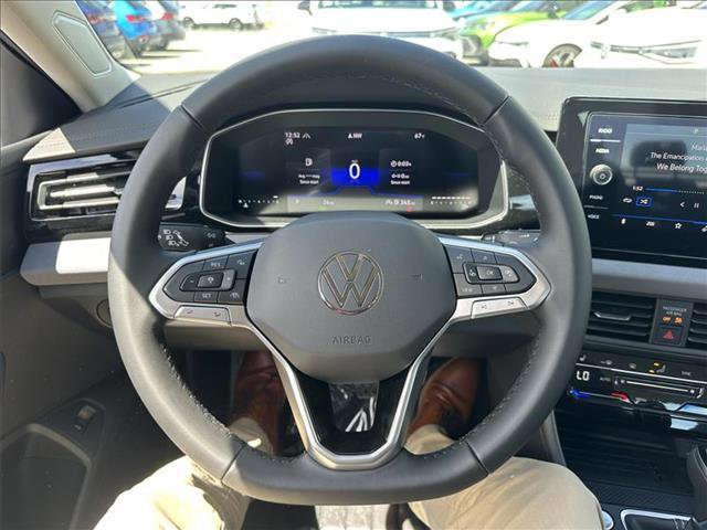 Used 2025 Volkswagen Jetta SE FWD image 13
