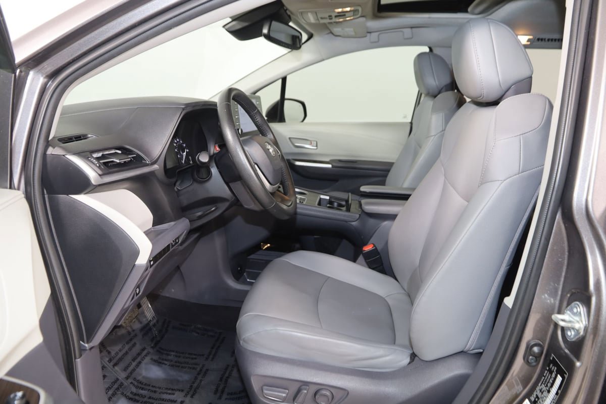 Used 2021 Toyota Sienna XLE FWD image 11