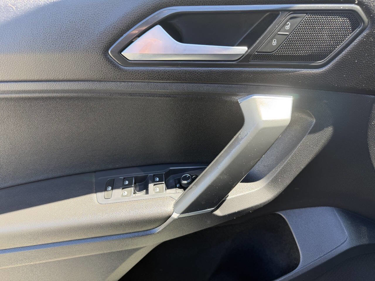 Used 2018 Volkswagen Tiguan SE w/ Panoramic Sunroof Package AWD/4WD image 30