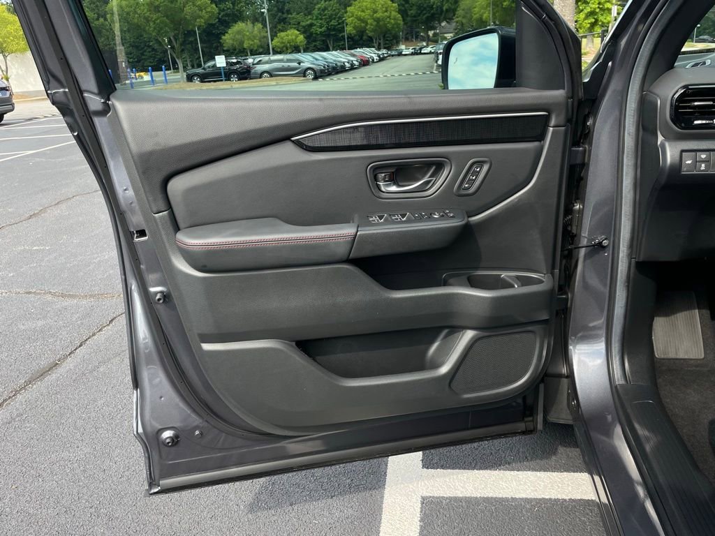 Used 2025 Honda Pilot Black Edition image 27