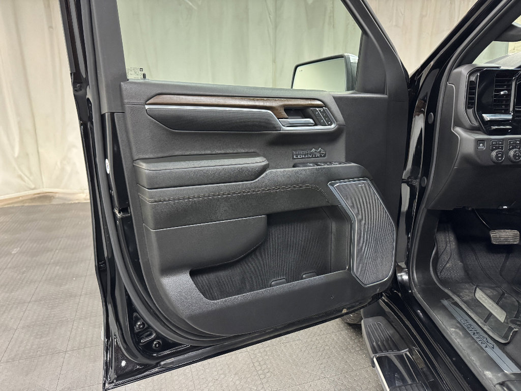Used 2024 Chevrolet Silverado 1500 High Country w/ High Country Premium Package AWD/4WD image 24