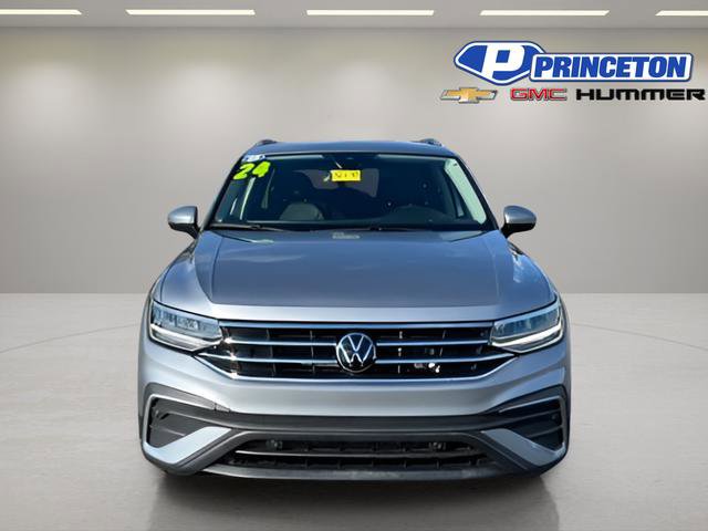 Used 2024 Volkswagen Tiguan SE image 2