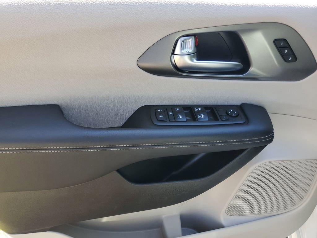 Used 2023 Chrysler Pacifica Touring-L FWD image 18