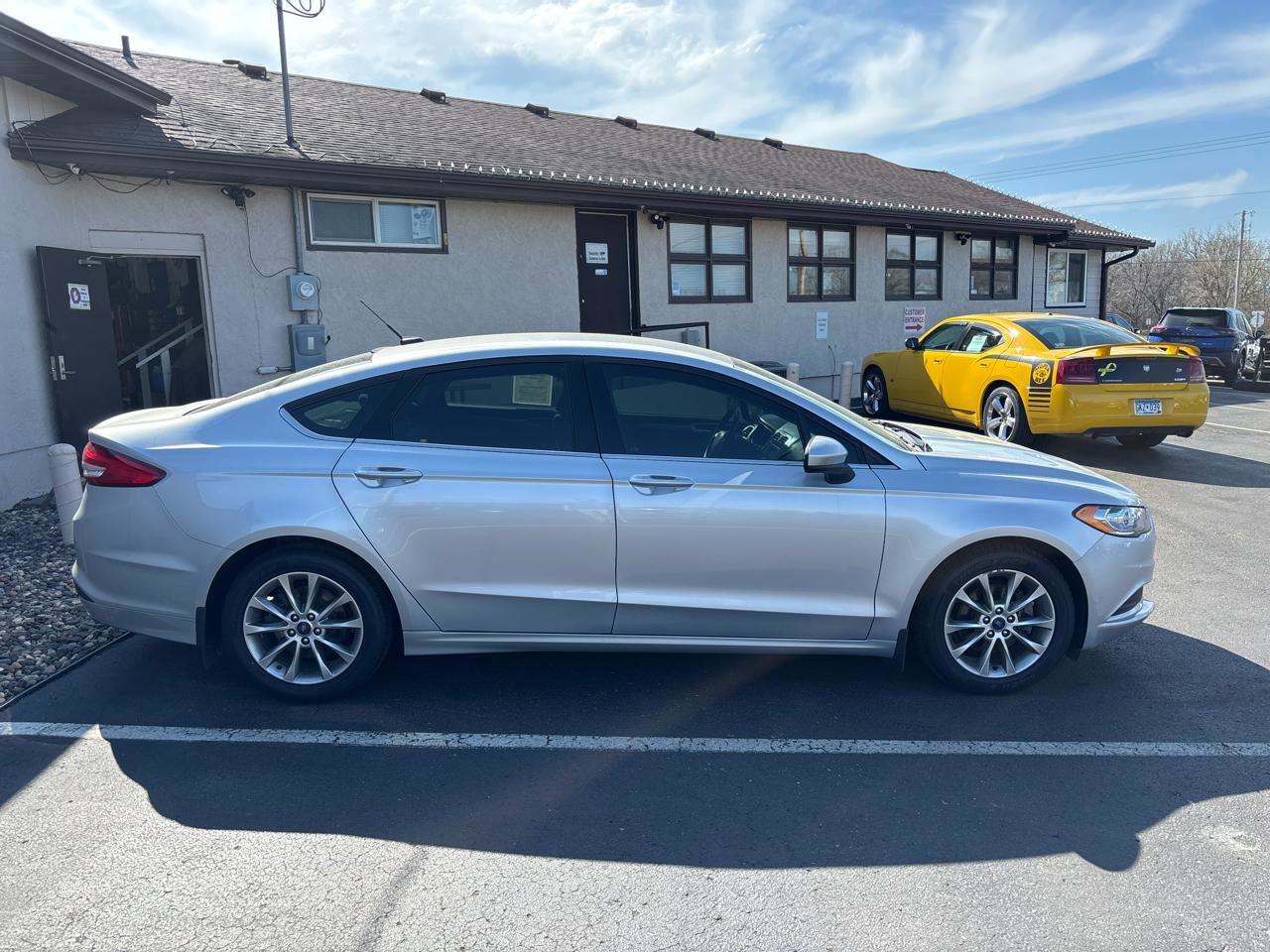 Used 2017 Ford Fusion SE FWD image 2
