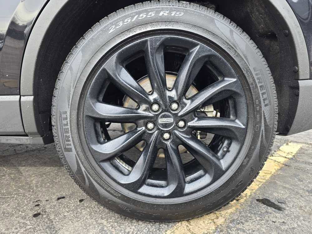 Used 2021 Lincoln Corsair AWD w/ Premium Package image 2