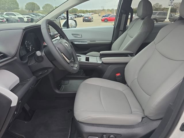 Used 2025 Toyota Sienna XLE image 16